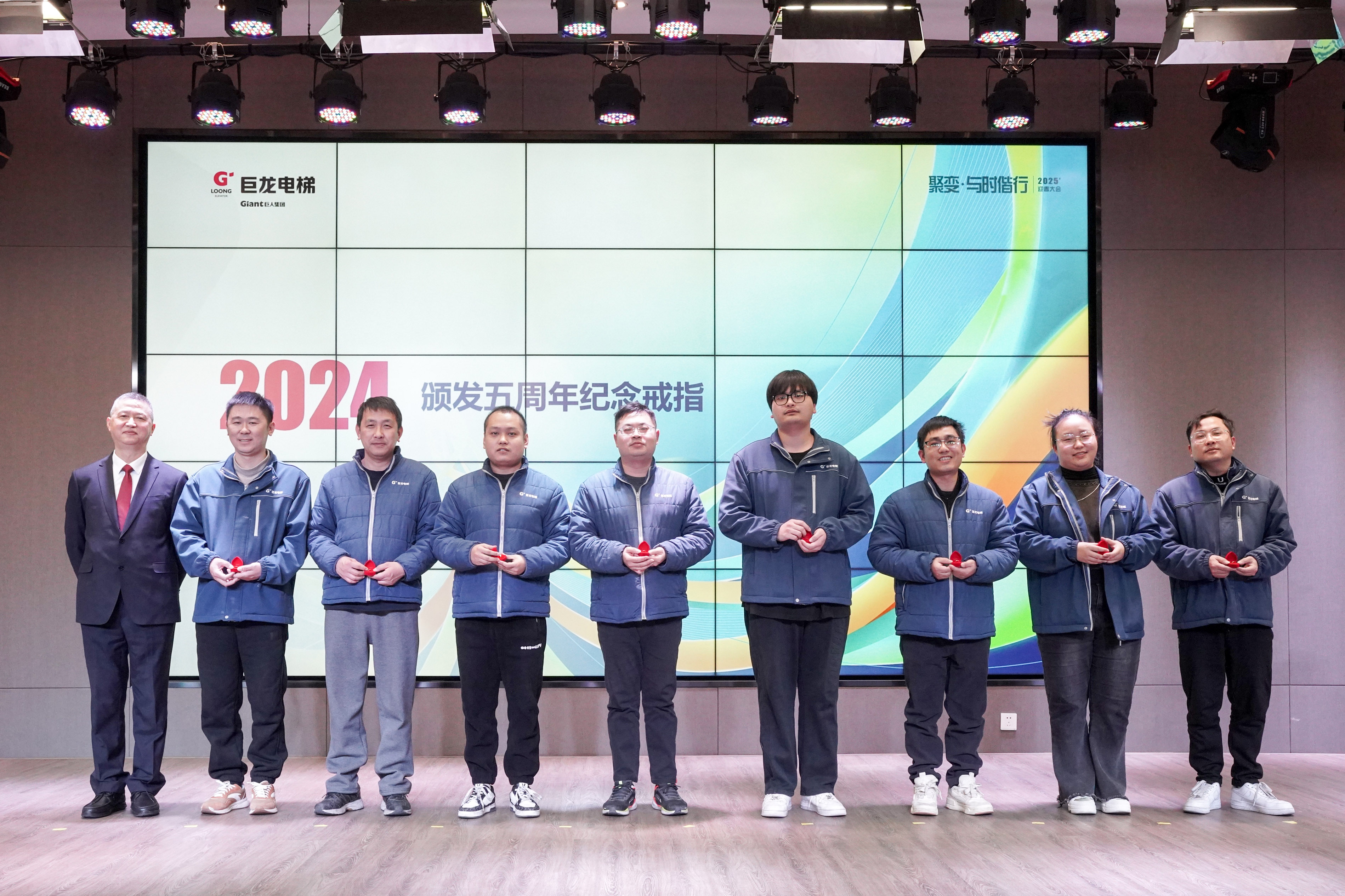 龍騰蛇舞迎新春 砥礪前行邁新程——巨龍電梯2025年迎春大會 龍騰蛇舞迎新春 砥礪前行邁新程——巨龍電梯2025年迎春大會