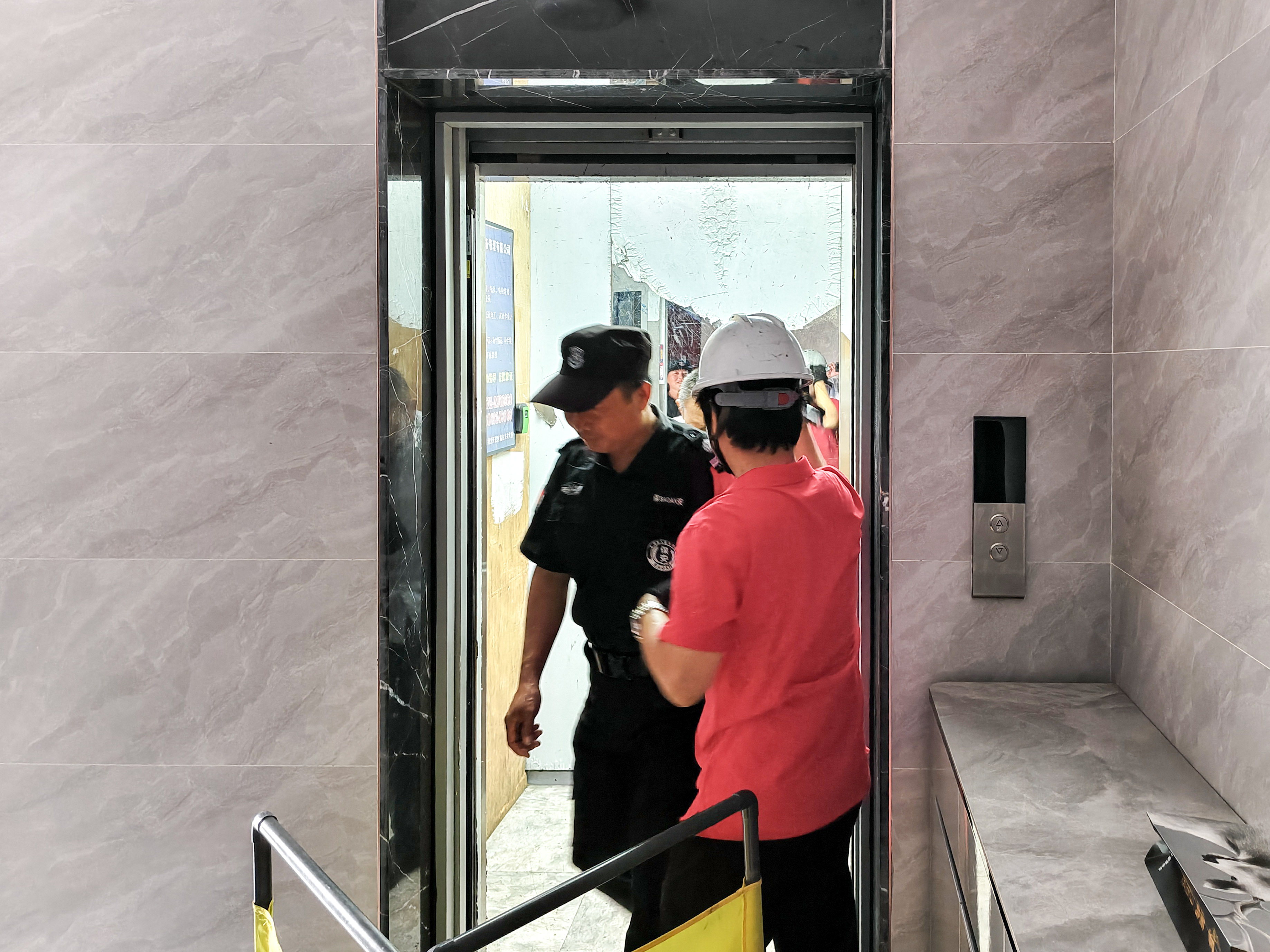 電梯安全進社區 演練宣傳筑防線——巨龍電梯“安全月”活動