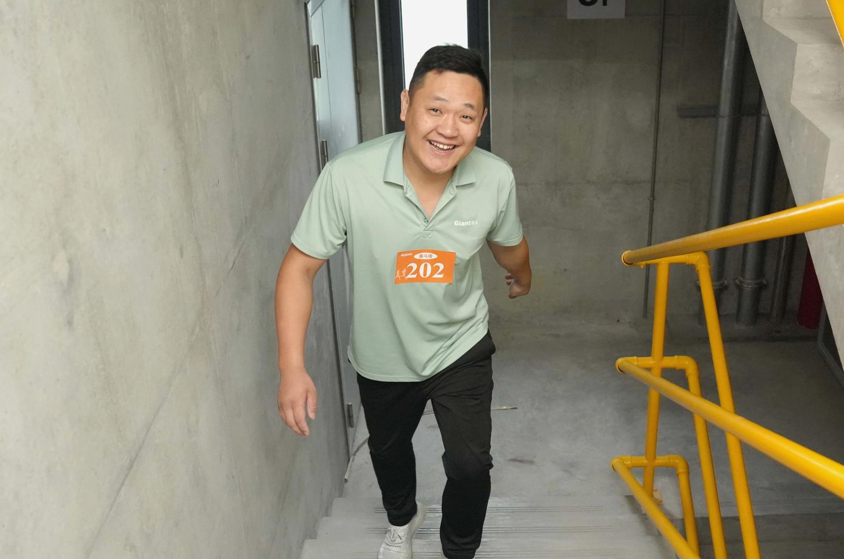 塔下再聚首 攀登勢(shì)正雄——巨龍電梯試驗(yàn)塔第六屆登高跑開(kāi)賽