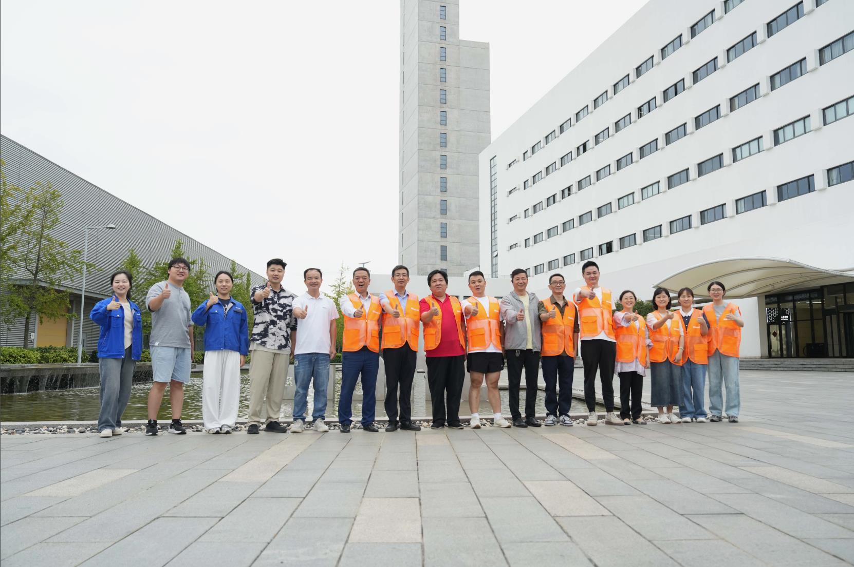 塔下再聚首 攀登勢(shì)正雄——巨龍電梯試驗(yàn)塔第六屆登高跑開(kāi)賽