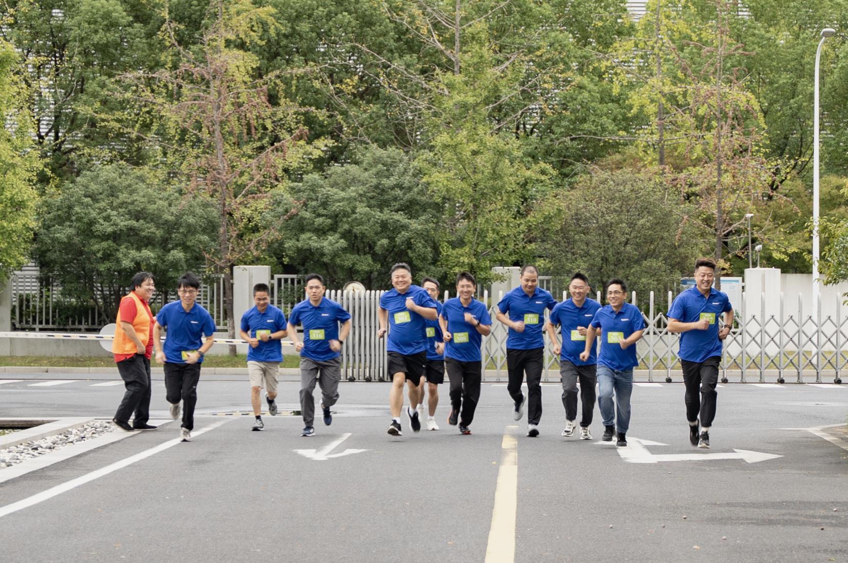 塔下再聚首 攀登勢(shì)正雄——巨龍電梯試驗(yàn)塔第六屆登高跑開(kāi)賽