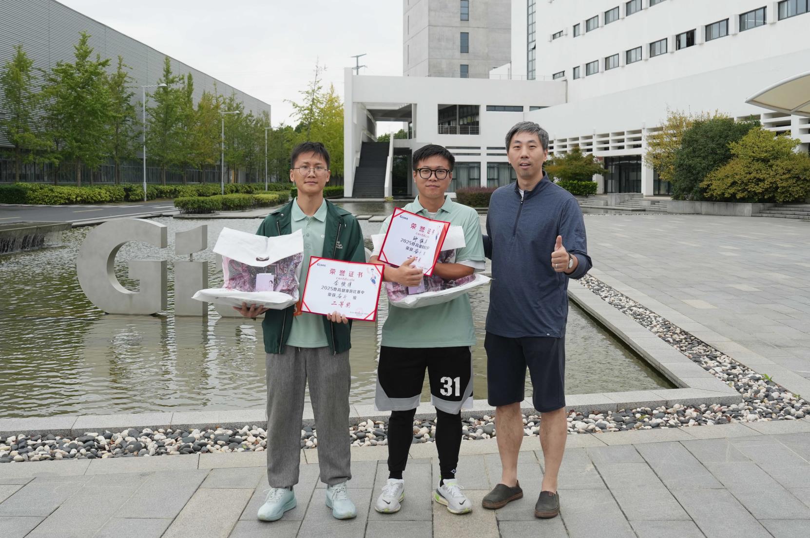 塔下再聚首 攀登勢(shì)正雄——巨龍電梯試驗(yàn)塔第六屆登高跑開(kāi)賽