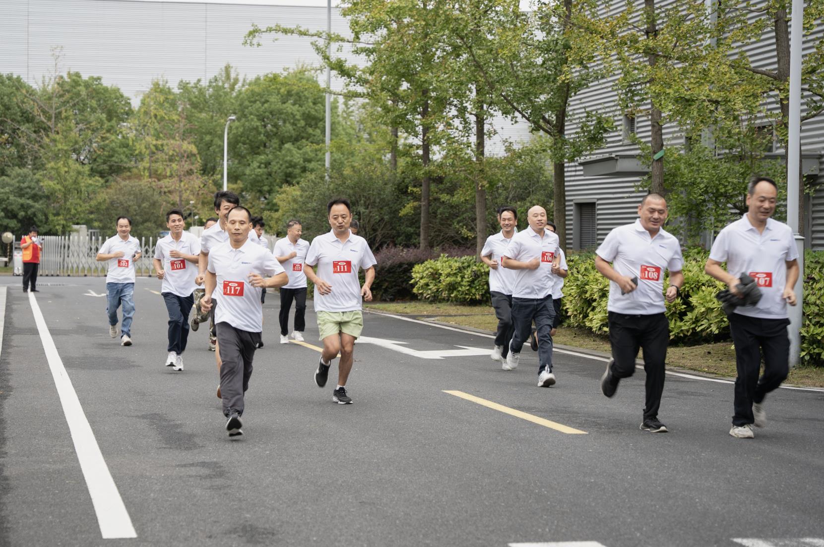 塔下再聚首 攀登勢(shì)正雄——巨龍電梯試驗(yàn)塔第六屆登高跑開(kāi)賽