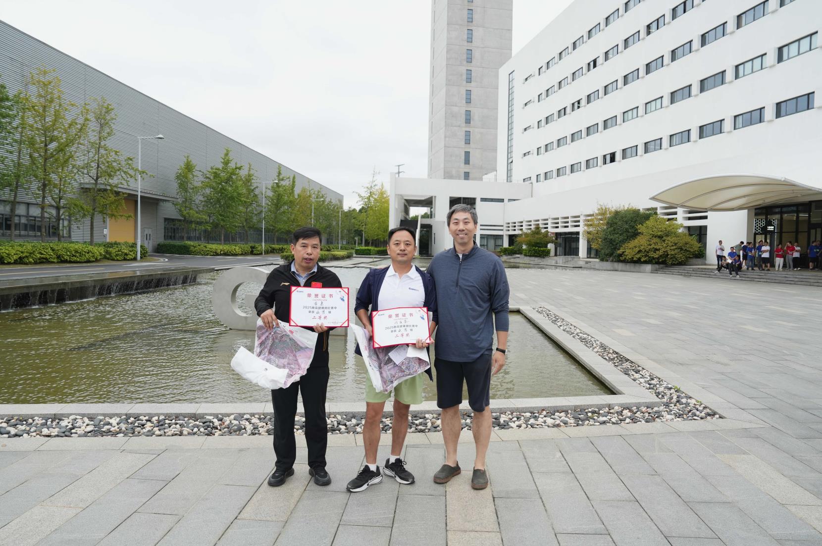 塔下再聚首 攀登勢(shì)正雄——巨龍電梯試驗(yàn)塔第六屆登高跑開(kāi)賽