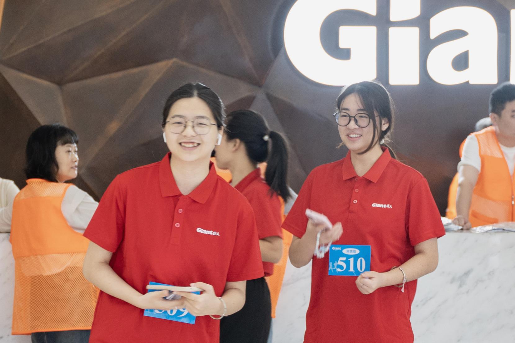 塔下再聚首 攀登勢(shì)正雄——巨龍電梯試驗(yàn)塔第六屆登高跑開(kāi)賽