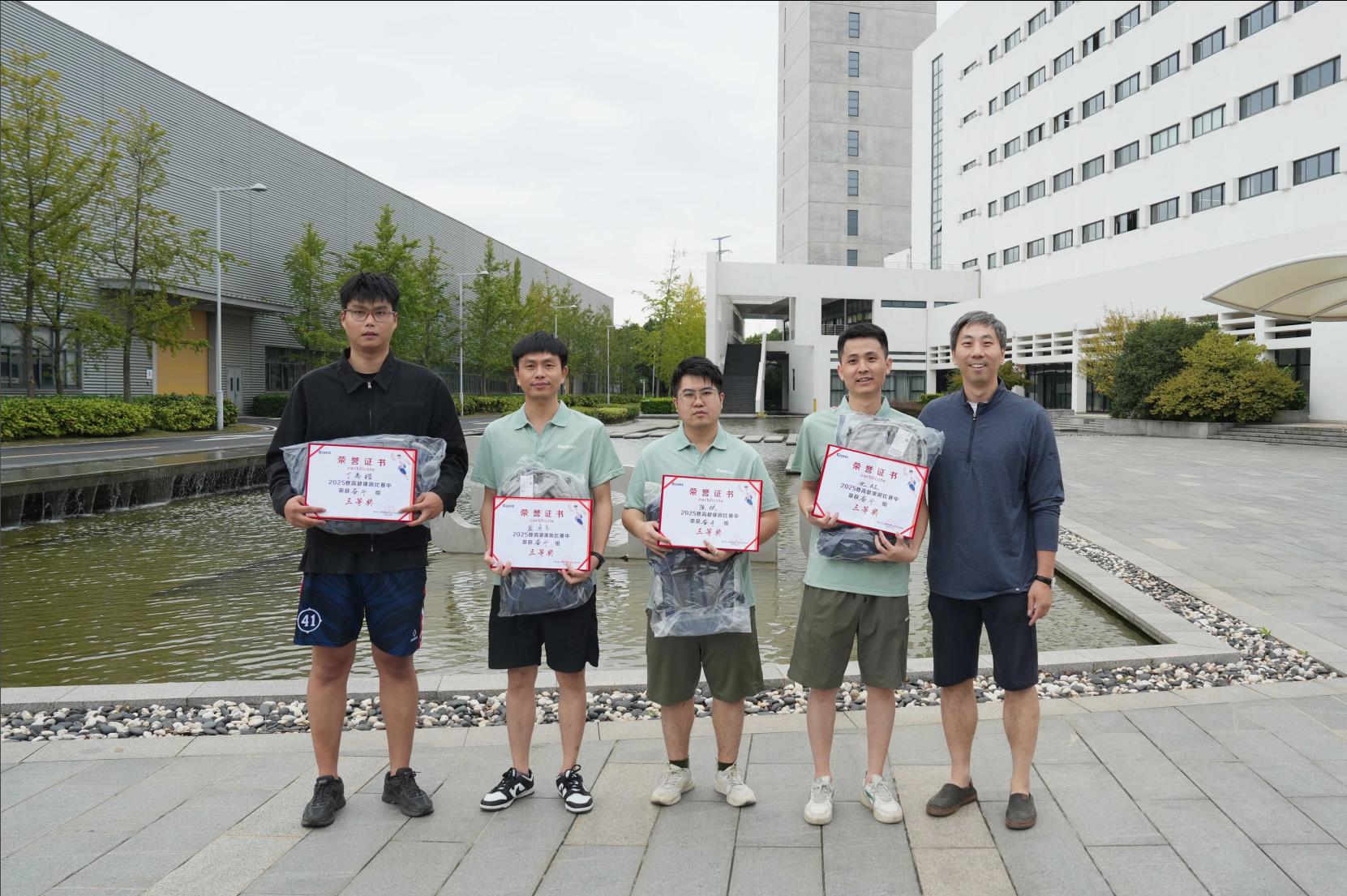 塔下再聚首 攀登勢(shì)正雄——巨龍電梯試驗(yàn)塔第六屆登高跑開(kāi)賽