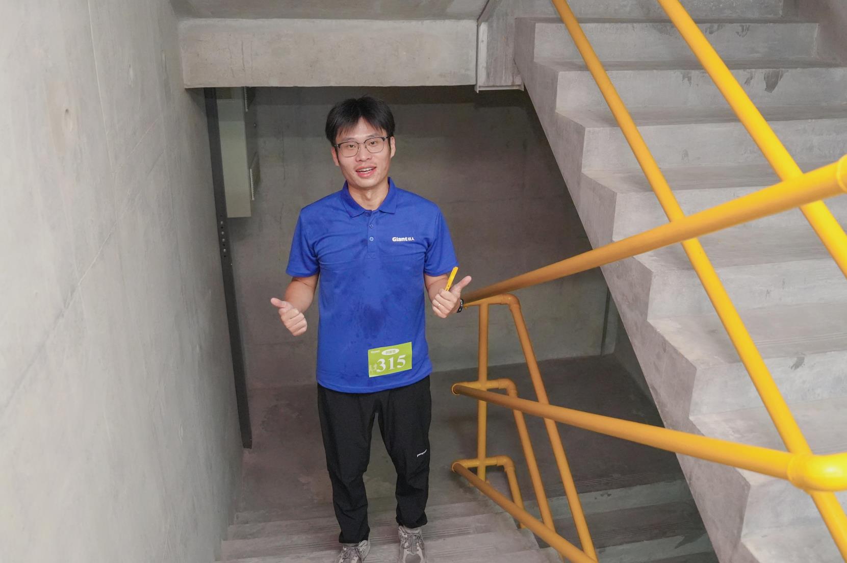塔下再聚首 攀登勢(shì)正雄——巨龍電梯試驗(yàn)塔第六屆登高跑開(kāi)賽