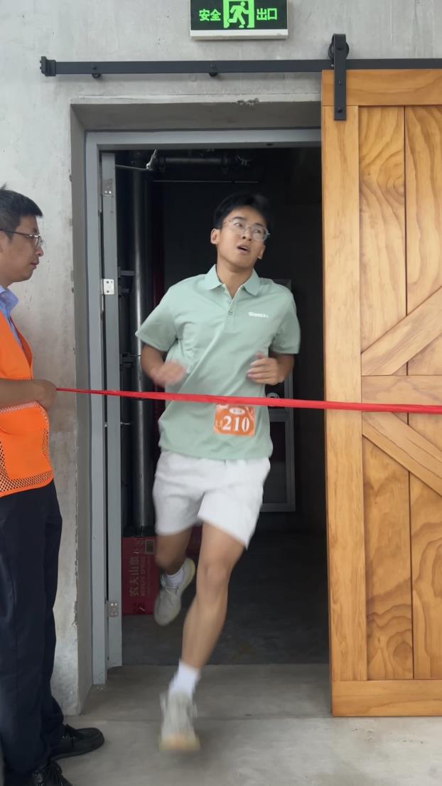 塔下再聚首 攀登勢(shì)正雄——巨龍電梯試驗(yàn)塔第六屆登高跑開(kāi)賽