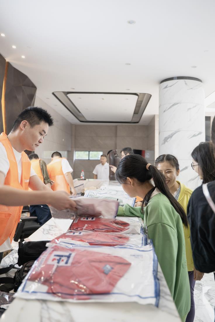 塔下再聚首 攀登勢(shì)正雄——巨龍電梯試驗(yàn)塔第六屆登高跑開(kāi)賽