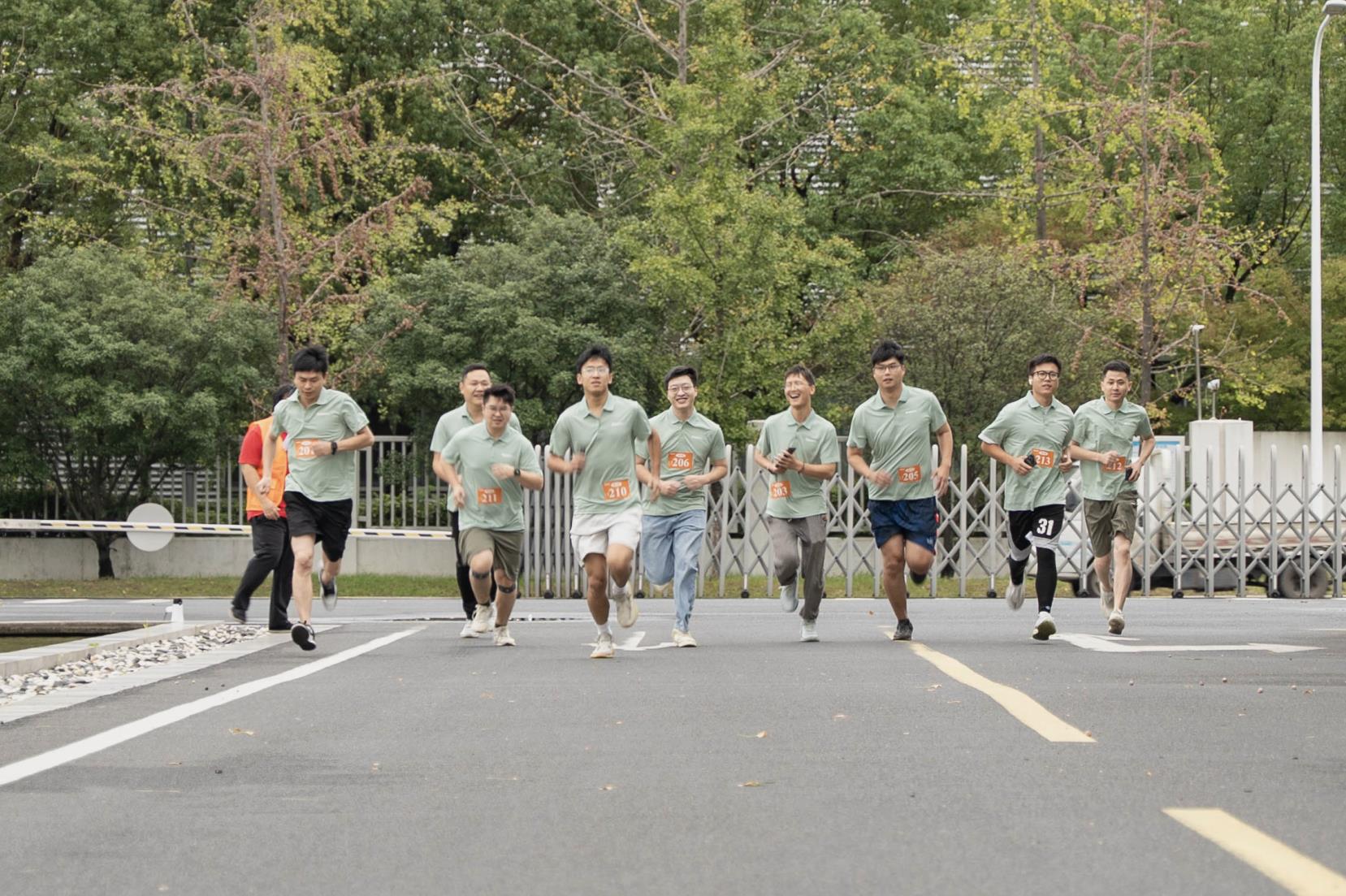 塔下再聚首 攀登勢(shì)正雄——巨龍電梯試驗(yàn)塔第六屆登高跑開(kāi)賽
