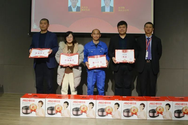 總經理陳建華為優秀員工頒獎