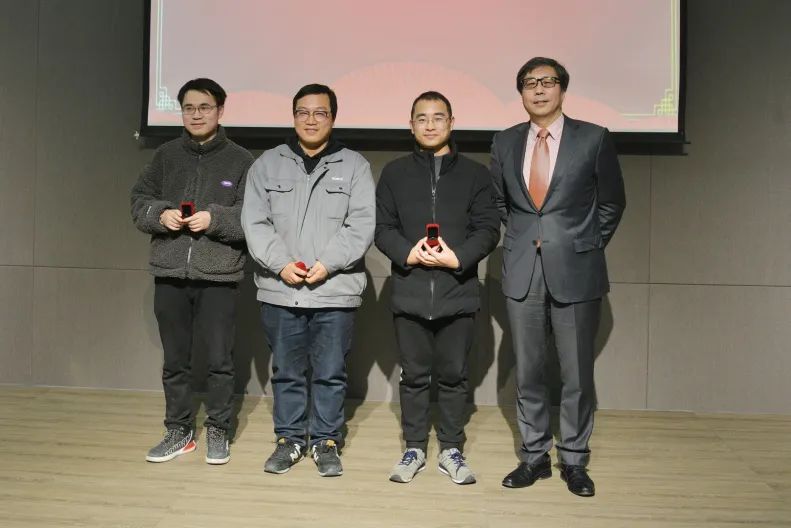 董事長錢江頒發五周年紀念戒指